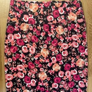 Beautiful size S pencil skirt. Black background with floral print.